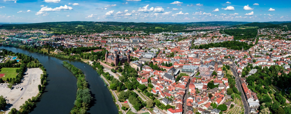 Luftaufnahme von Aschaffenburg mit dem Main und dem Schloss Johannisburg.