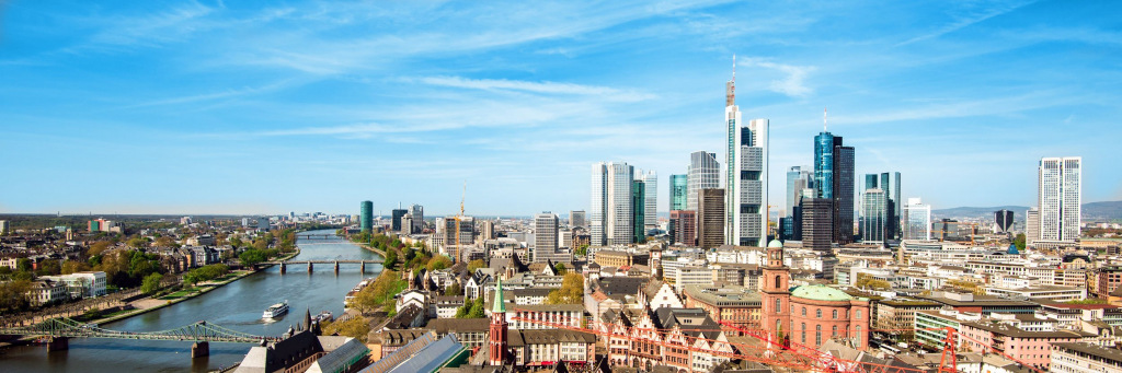 Frankfurter Skyline mit den Hochh&auml;usern des Bankenviertels und dem Main.