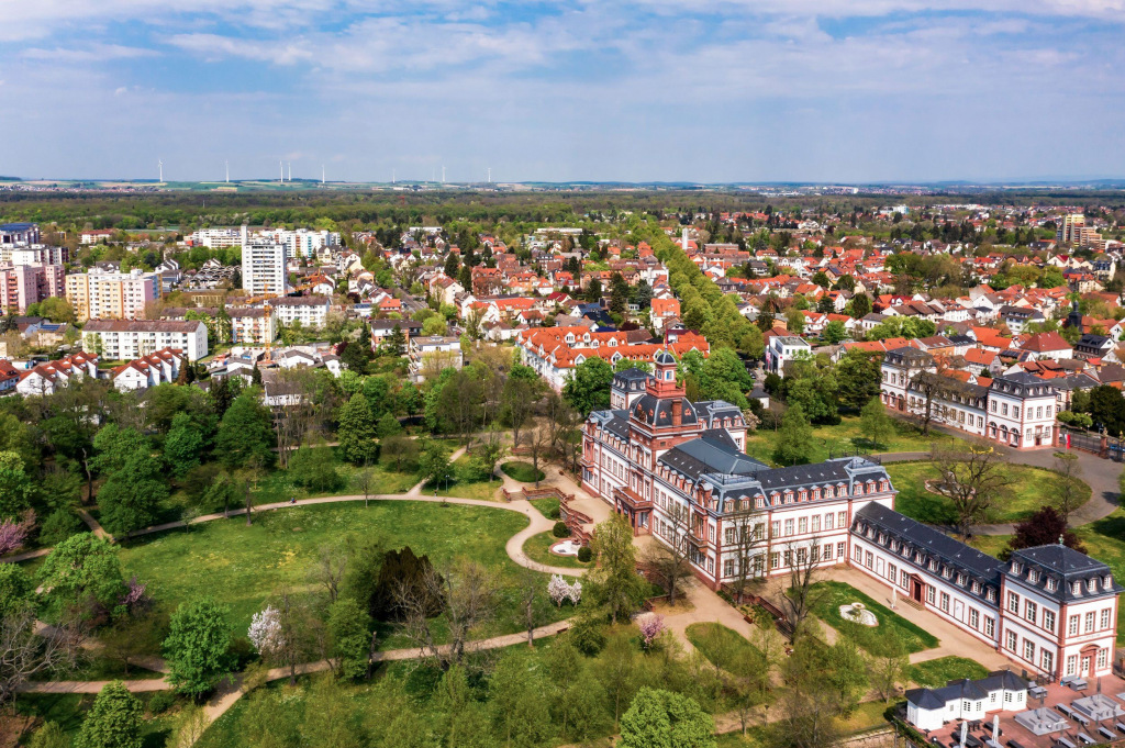 Luftaufnahme von Hanau mit dem Schloss Philippsruhe und seinem Park.