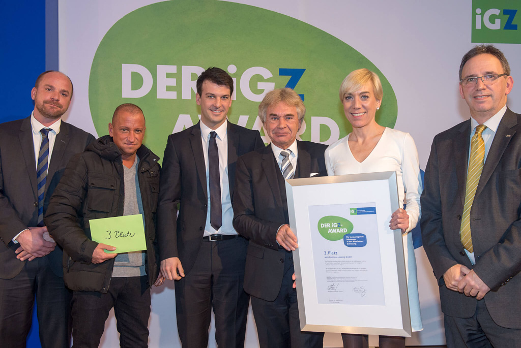 Preisverleihung des iGZ Awards mit gerahmter Urkunde f&uuml;r den dritten Platz.