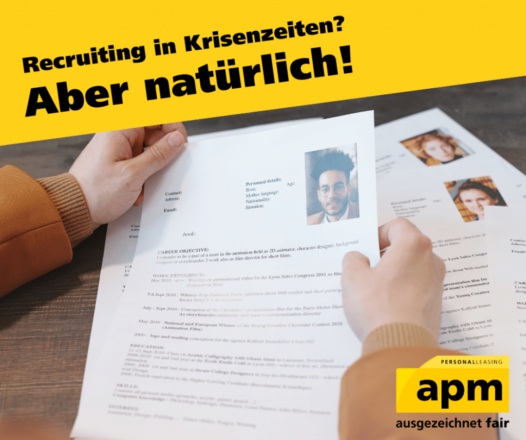 apm-Motiv mit der Aufschrift Recruiting in Krisenzeiten? Aber nat&uuml;rlich! &uuml;ber H&auml;nden, die Bewerbungsunterlagen durchsehen.