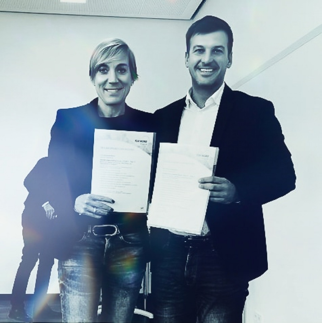 Alexandra Wasse und Manuel Steigerwald zeigen ihre Teilnahmeurkunden der T&Uuml;V-NORD-Schulung.