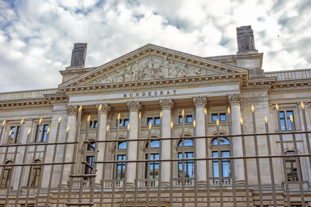 Fassade des Bundesratsgeb&auml;udes in Berlin mit S&auml;ulenportal und dem Schriftzug Bundesrat.